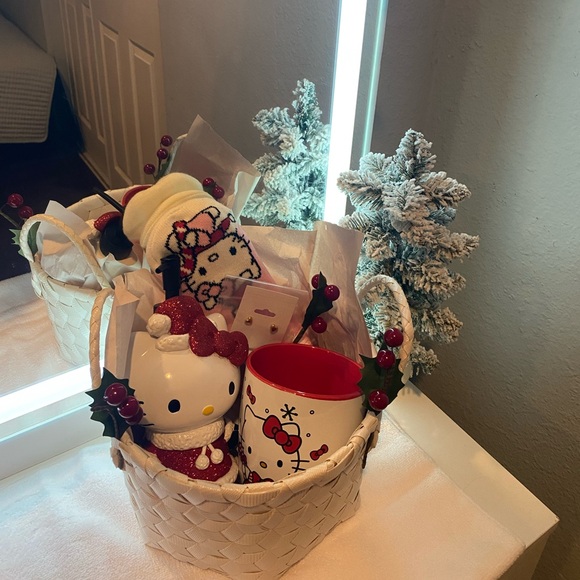 Hello Kitty Burr Basket - Picture 1 of 3